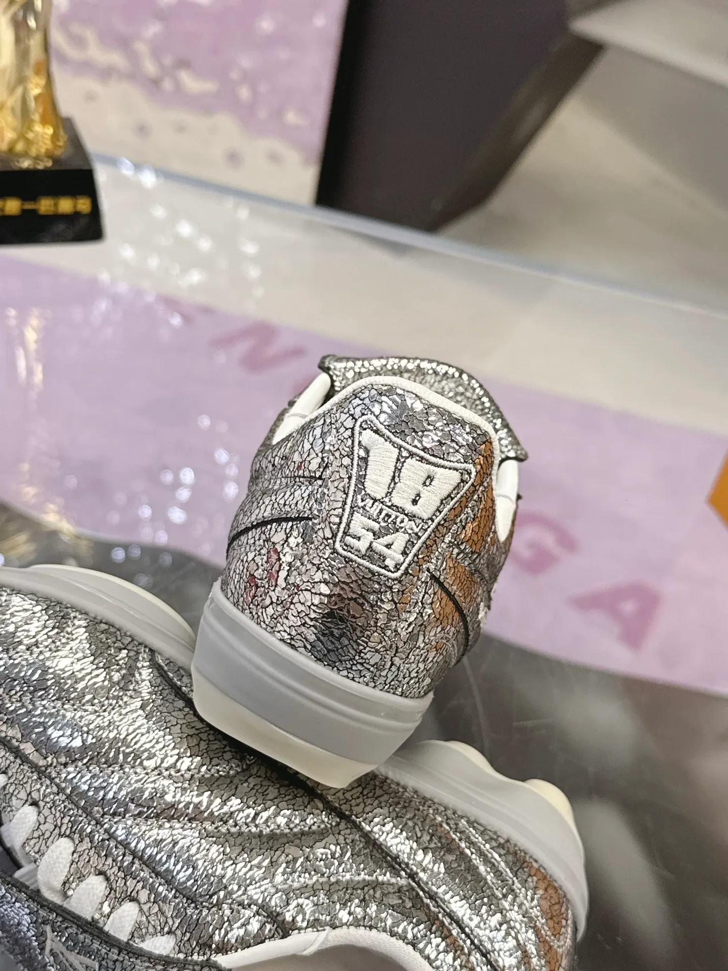 Men's shoes: 720💰 LV Louis Vuitton's latest Foot men's shoes💰print series Couple's football sneakers Original purchase, development and production This Foot men's shoes💰print Soccer sneakers are men's shoes💰pharrell Williams' first sneakers inspired by football shoes. The shoe is inspired by football that spans generations and cultures. The shoe is known for its sleek design, with the dynamic IV Initials logo on the side, the tongue embellished with the Lvers United badge inspired by the football team, and the sole pattern rubber sole decorated with multiple Louis Vuitton logos. Exquisite packaging at the delivery counter🛍📦 ▪️Material: Original imported top-layer cracked cowhide ▪️Inner: Original custom-made soft sheepskin lining ▪️Sole: original molded two-color T men's shoes 💰pU combination sole ▪️Sole thickness: 3.5CM ▪️Size: women's 35-41 / men's 39-45